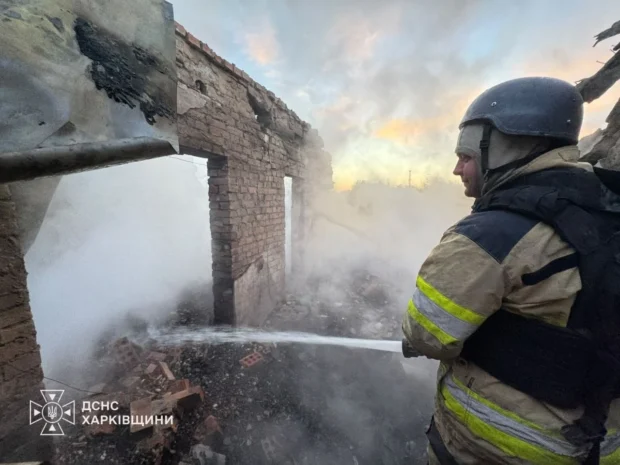 Нічний російський удар по Ізюму: палали будинки та адмінбудівля, п'ятеро людей постраждали